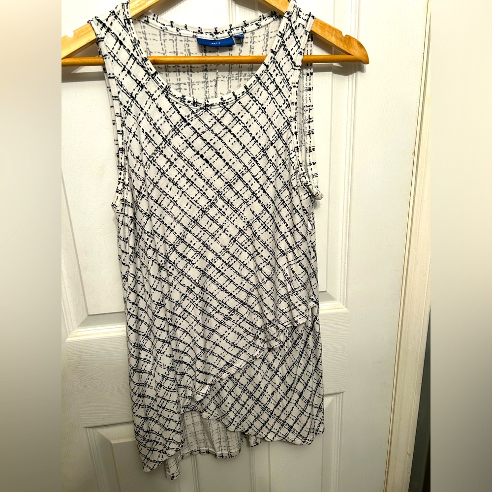 Size medium Apt 9 white and black sleeveless top